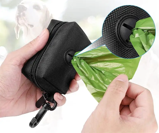 Dispensador de bolsas CiberPets en uso real, sacando una bolsa